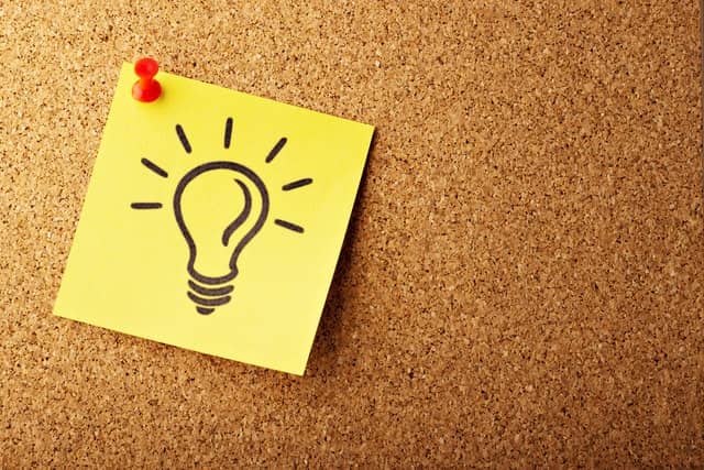 Sticky note with lightbulb on it